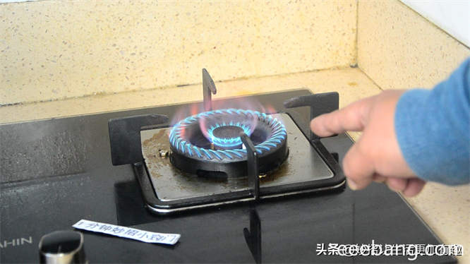 燃气灶火太小怎么解决 怎样清理燃气灶的火孔
