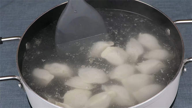 煮饺子用冷水还是热水 冻饺子的正确煮法